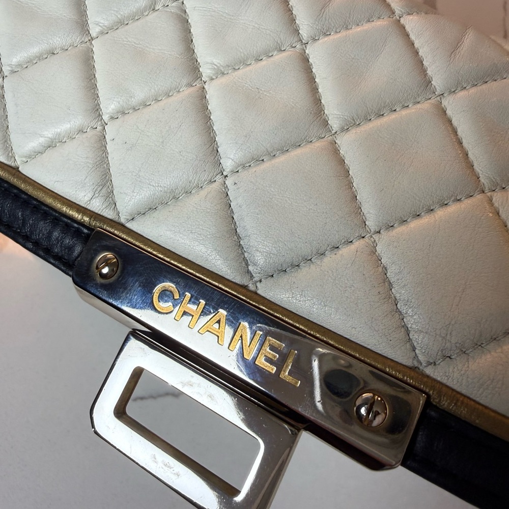 CHANEL Quilted Lambskin White Bag - Picture 14 of 17